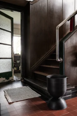 Ferm LIVING Hourglass Blumentopf Medium Ø41 Cm -Ferm Living 36693 01 45 EnvironmentImage cebe098071 scaled