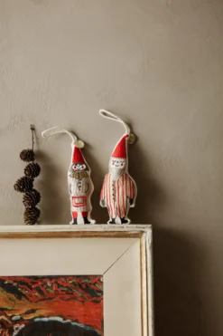 Ferm LIVING Elf Pair Weihnachtsanhänger 13,5cm 2er Pack -Ferm Living 505178 01 3 EnvironmentImage 802b7bbbb1 scaled
