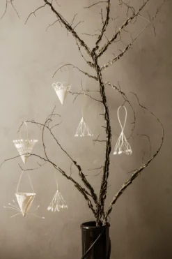 Ferm LIVING Hängender Weihnachtskegel Ø10cm 3er Pack -Ferm Living 505198 01 5 EnvironmentImage 3dd54c0542 scaled