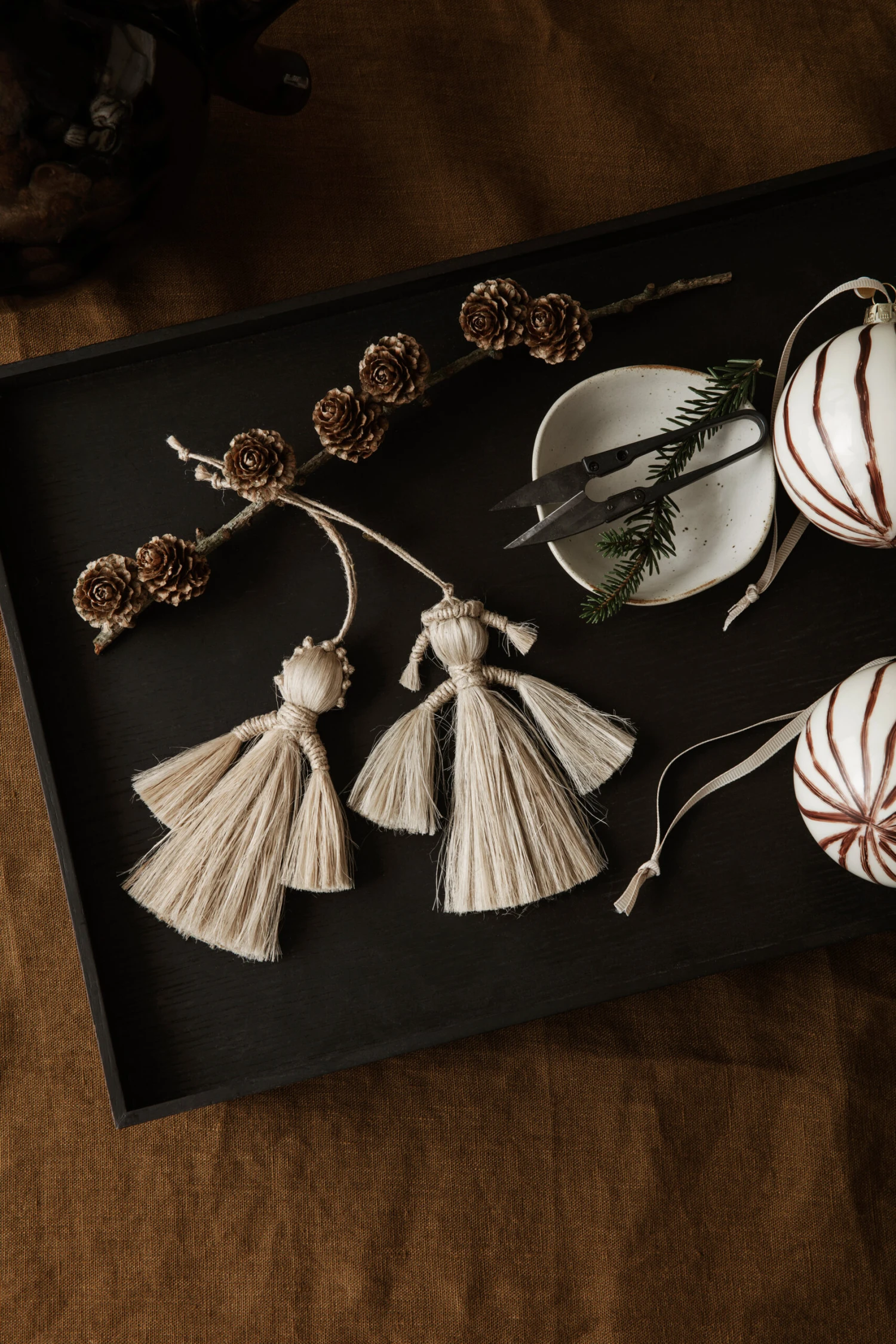 Ferm LIVING Lines Weihnachtskugel Ø8cm 4er Pack 2 Ferm LIVING Lines Weihnachtskugel Ø8cm 4er Pack – Bild 2