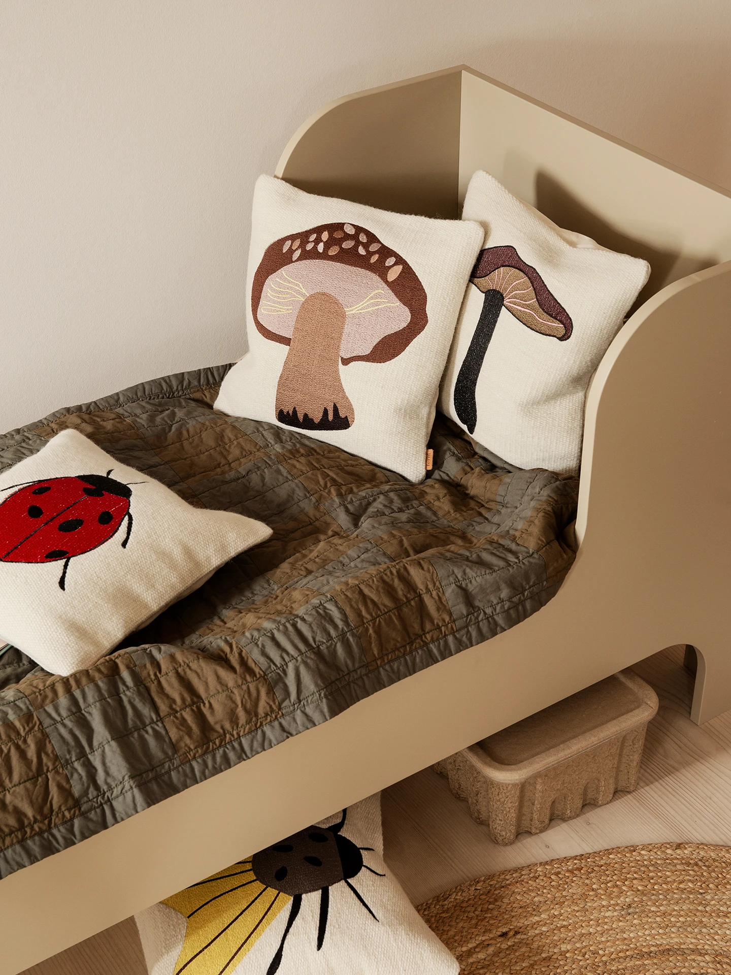 Ferm LIVING Forest Besticktes Kissen 40 X 40cm 2 Ferm LIVING Forest Besticktes Kissen 40 X 40cm – Bild 2