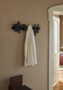 Ferm LIVING Cupe Wandkleiderhaken 33,4 X 73cm -Ferm Living 570377 01 40 EnvironmentImage ebdb190c73 scaled