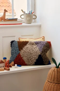 Ferm LIVING Harlequin Kissen 40 X 60cm -Ferm Living 570384 01 40 EnvironmentImage 414d7e0c52 scaled