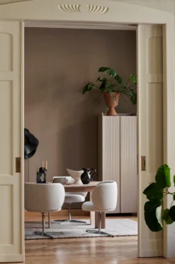 Ferm LIVING Rico Dining Chair Swivel Bouclé -Ferm Living 577235 01 42 EnvironmentImage 45e6f1d62f scaled