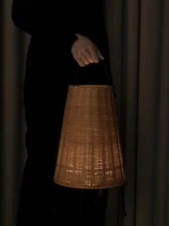 Ferm LIVING Porti Braided Tischleuchte 50cm -Ferm Living 579137 01 44 EnvironmentImage 5d782250e4 scaled