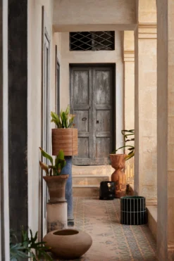 Ferm LIVING Pillar Blumentopf Ø40cm -Ferm Living 579904 01 42 EnvironmentImage 74897ff626 scaled