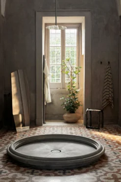 Ferm LIVING Shard Bodenspiegel 57,8 X 165cm -Ferm Living 579922 01 41 EnvironmentImage 6b09ddfb48 scaled