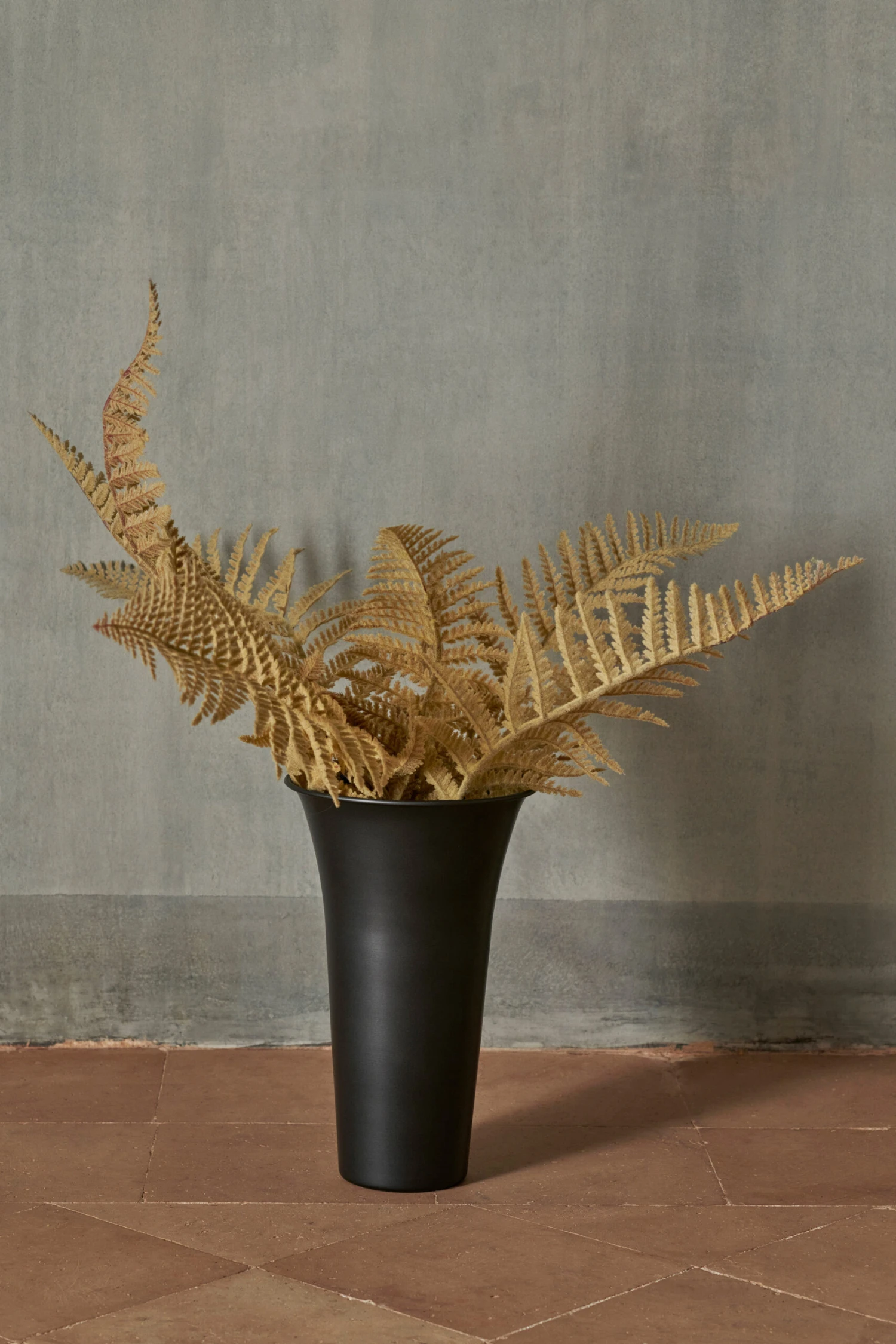 Ferm LIVING Spun Alu Vase Ø21,3 X 41,9cm 3 Ferm LIVING Spun Alu Vase Ø21,3 X 41,9cm – Bild 3