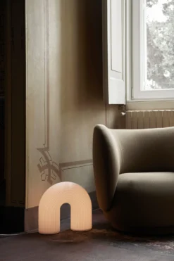 Ferm LIVING Vuelta Stehleuchte 40 X 16 X 36cm -Ferm Living 579950 01 41 EnvironmentImage f45bd7bc39 scaled