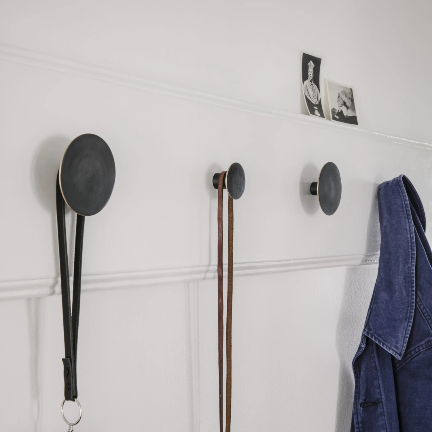 Ferm LIVING Flat Circle Wandhaken Schwarz-Messing 2 Ferm LIVING Flat Circle Wandhaken Schwarz-Messing – Bild 2